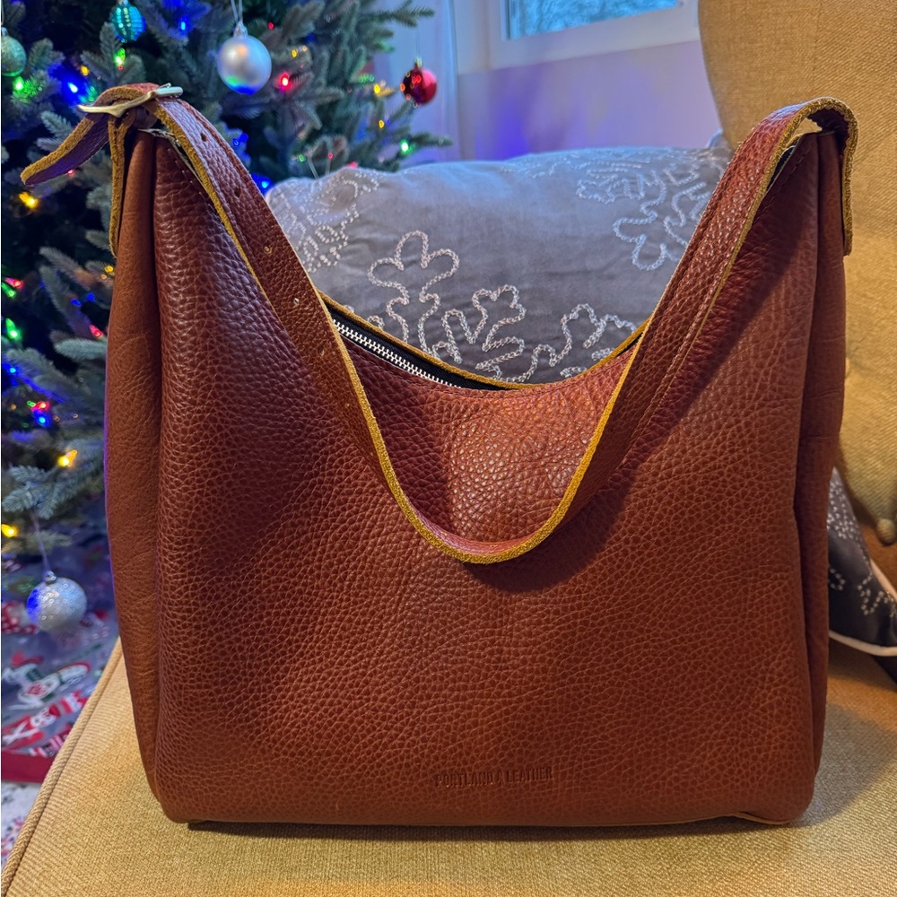 EUC Sienna PLG Large Aspen Leather Shoulder Bag
